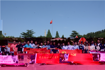 圖為全體師生在西柏坡紅色教育基地前合影_副本.jpg 圖為全體師生在西柏坡紅色教育基地前合影_副本.jpg